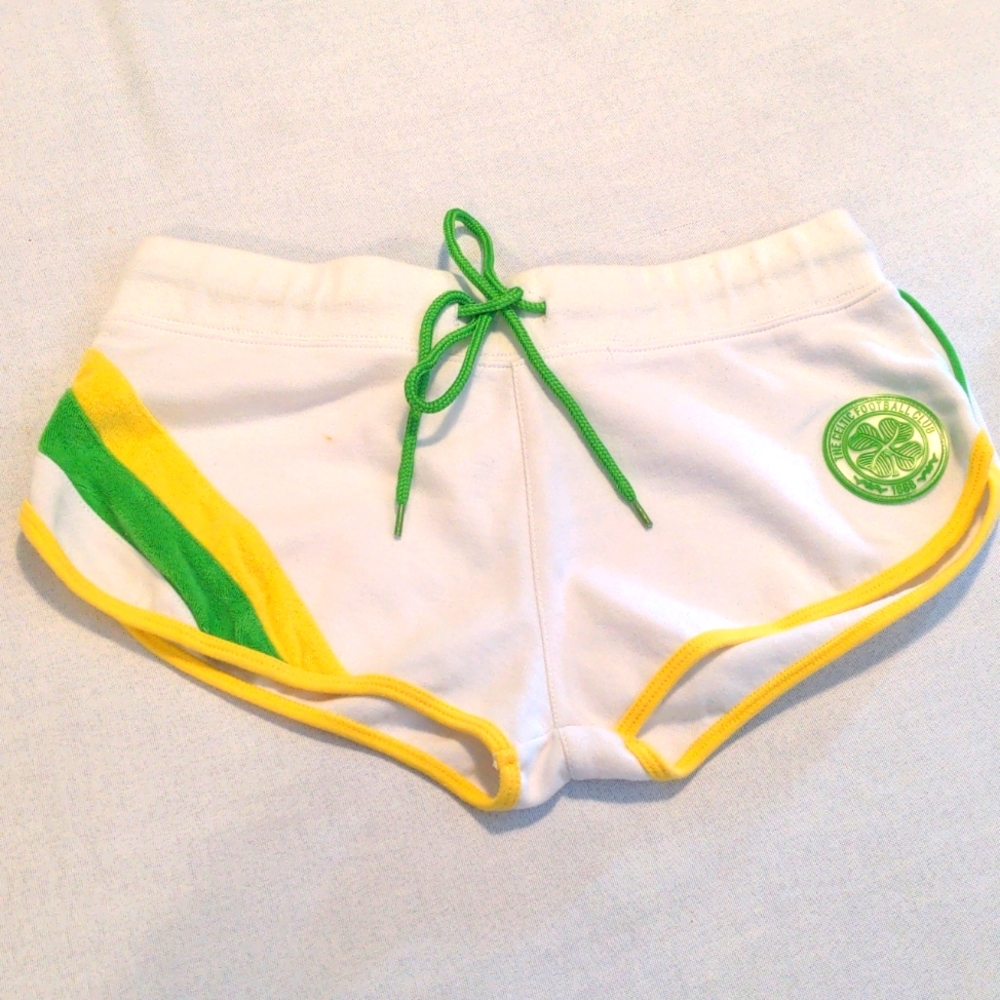 🏴󠁧󠁢󠁳󠁣󠁴󠁿Retro Celtic football shorts🏴󠁧󠁢󠁳󠁣󠁴󠁿